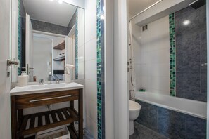 Combined shower/bathtub, hair dryer, bidet, towels