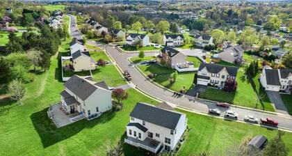 Beautiful Comfortable House w/ Fireplace