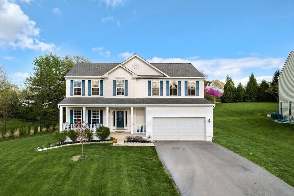 Beautiful Comfortable House w/ Fireplace