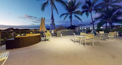Kona Plaza#212: Kona Hawaii Beach Vacation Rental: AC, Pool, Modern, WiFi!