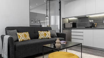 Departamento de lujo | Área de sala de estar | Smart TV de 32 pulgadas con canales digitales y televisión