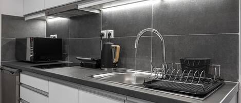 Apartamento superluxo | Cozinha privada | Geladeira, micro-ondas, cooktop, chaleira elétrica
