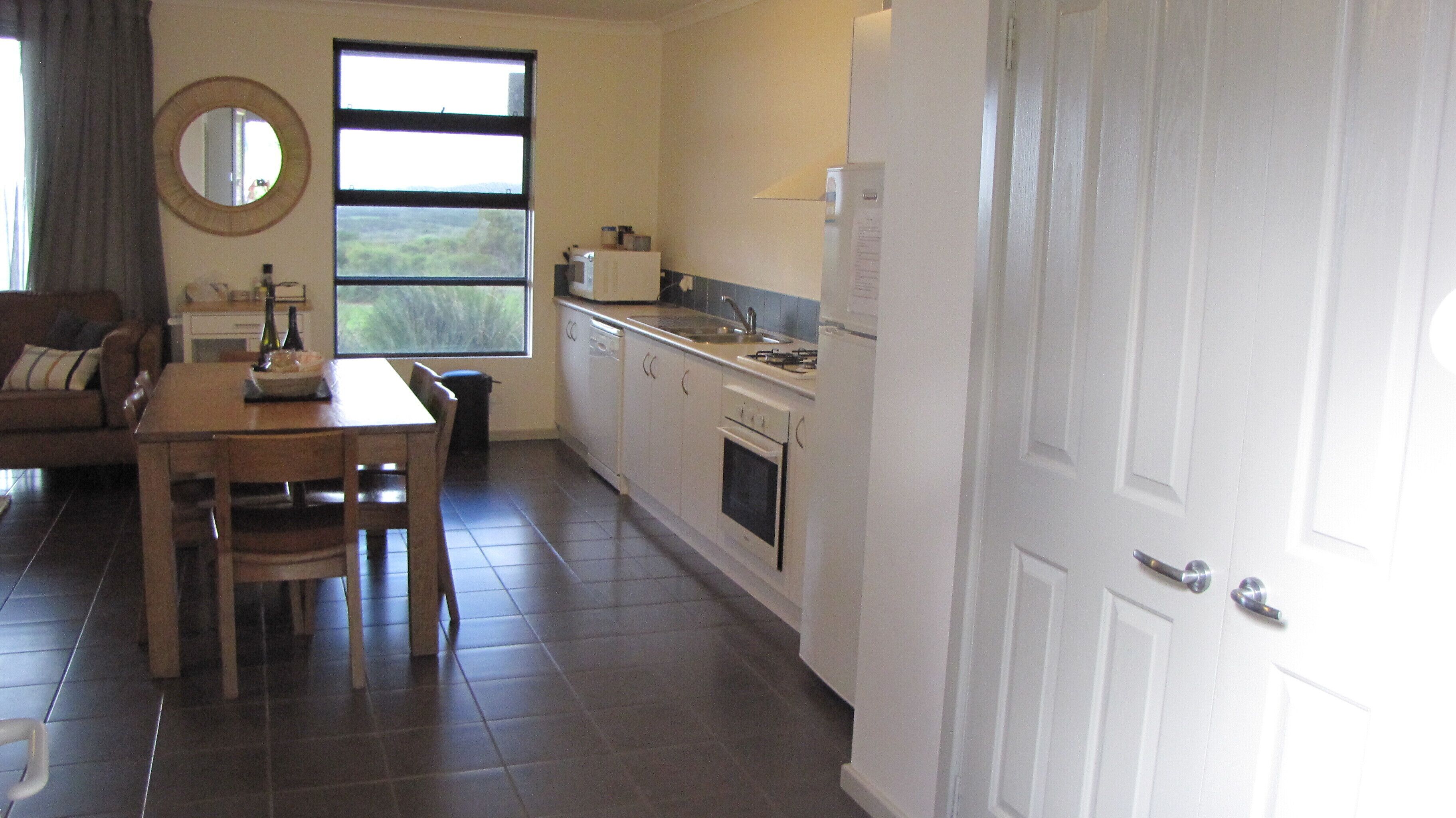 Cosy Corner Beach Apartment with Stunning Ocean Views!