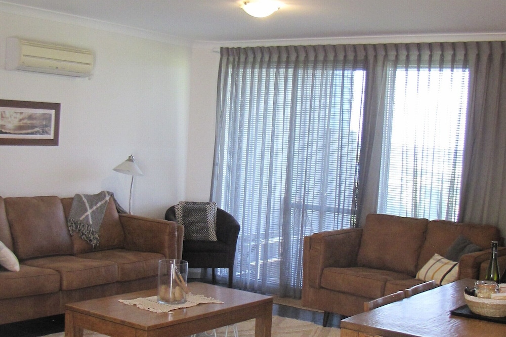 Cosy Corner Beach Apartment with Stunning Ocean Views!