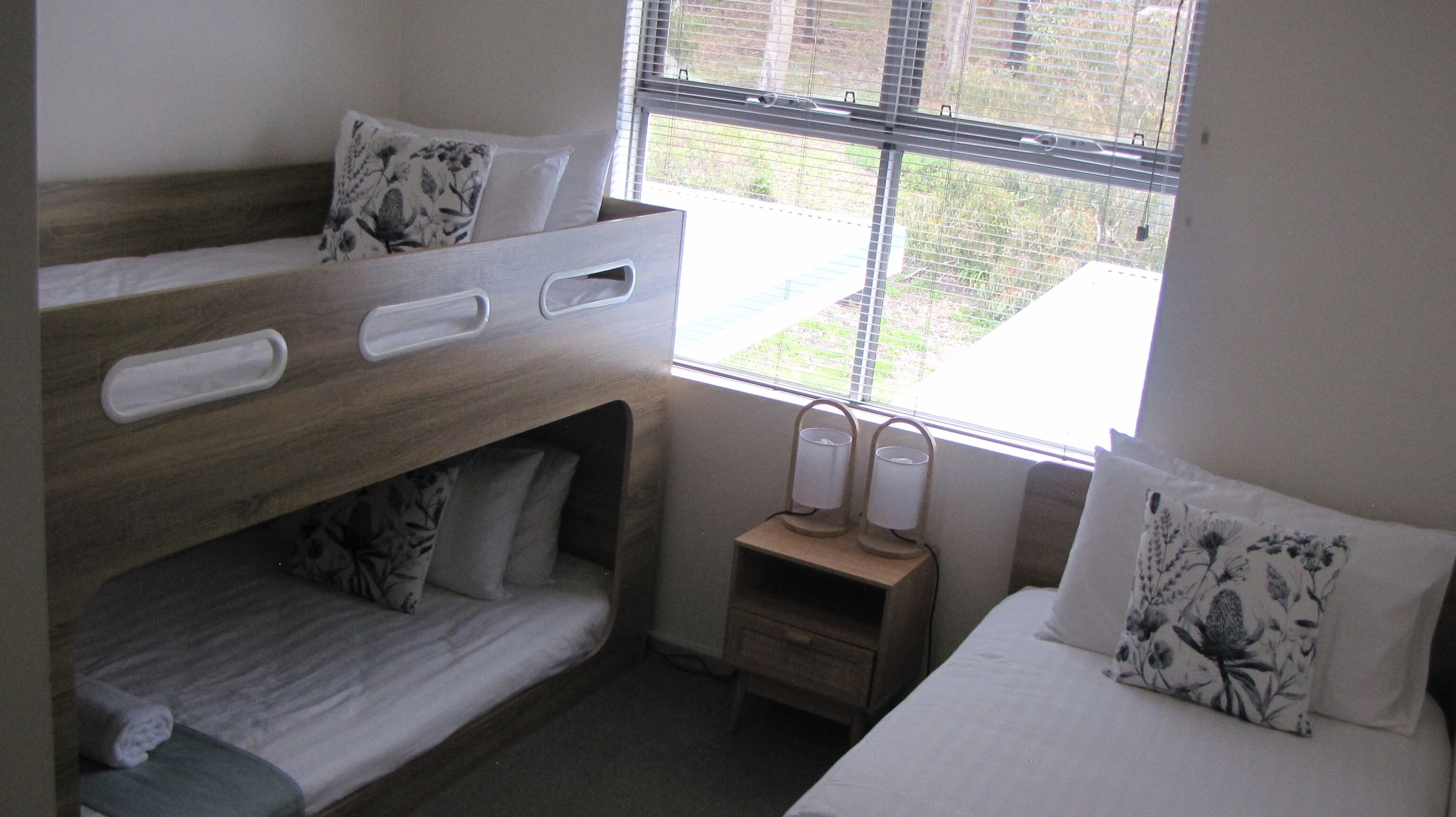 Cosy Corner Beach Apartment with Stunning Ocean Views!