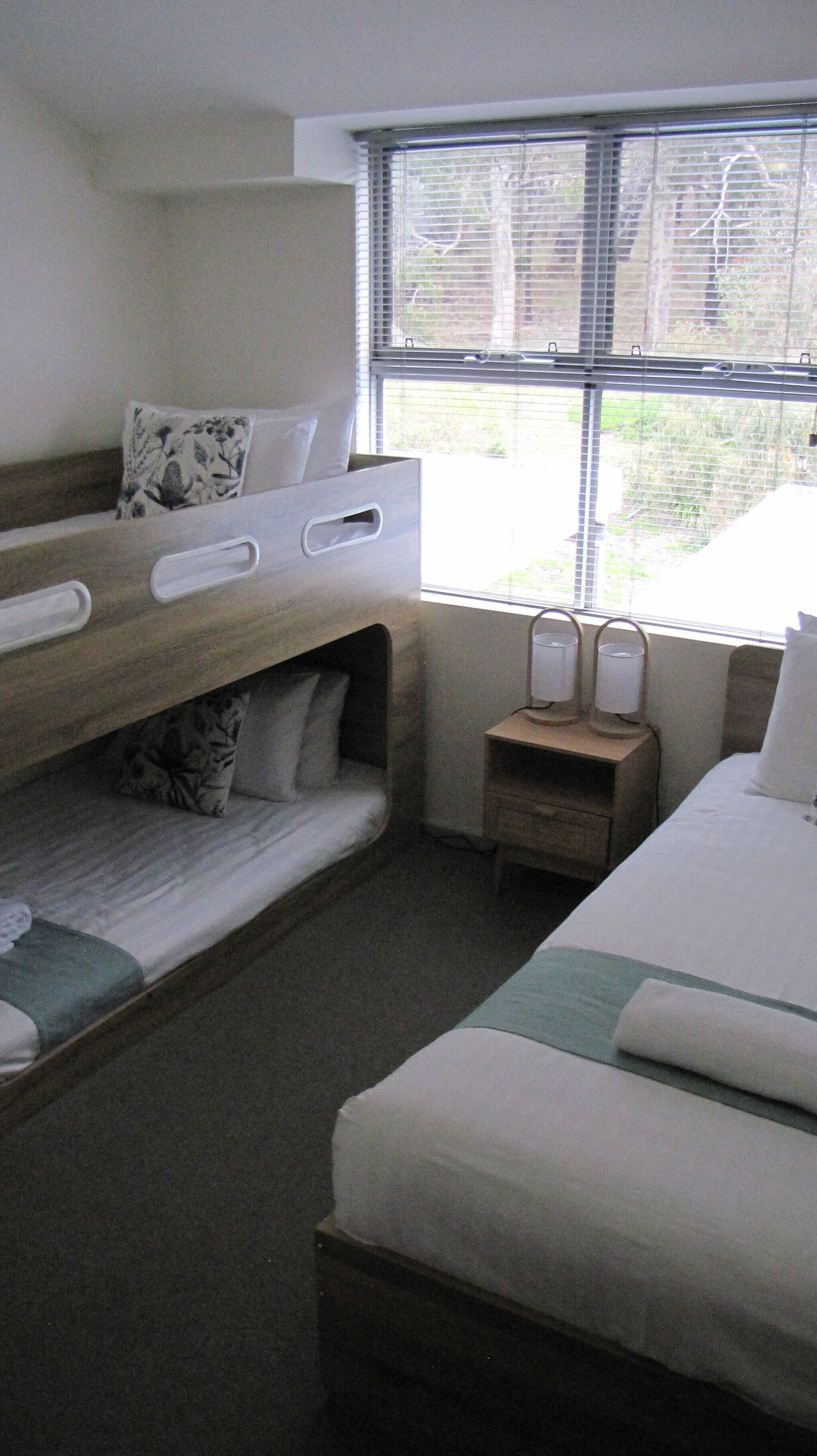 Cosy Corner Beach Apartment with Stunning Ocean Views!