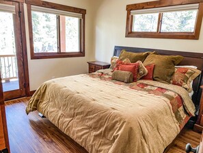 4 bedrooms, desk, iron/ironing board, free WiFi