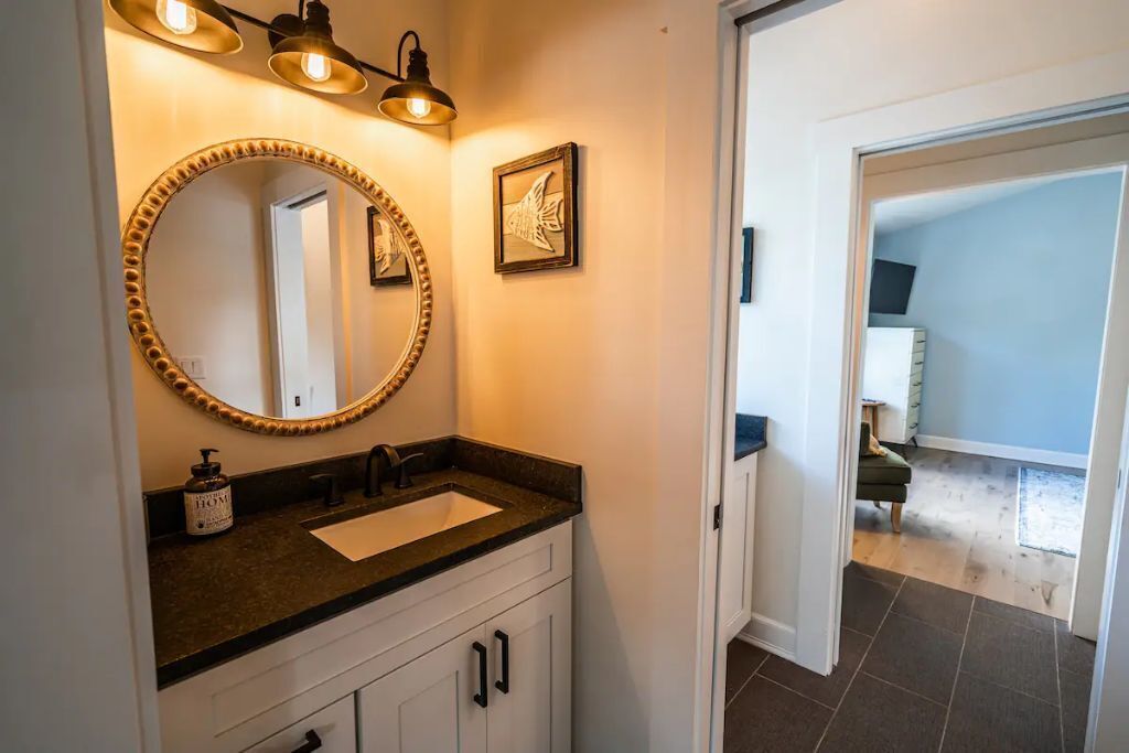 Spacious New Lake Front House w/Dock on Winnisquam