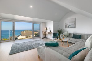 تلفزيون ذكي، مدفأة، ألعاب فيديو، مشغل دي في دي