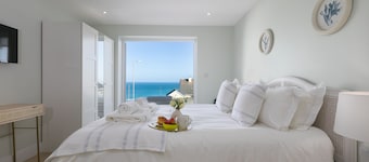 Stunning 5 bedroom holiday home, with amazing sea views, garden and parking