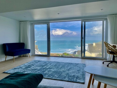 Stunning 5 bedroom holiday home, with amazing sea views, garden and parking