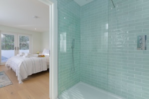 5 bedrooms, desk, iron/ironing board, free WiFi