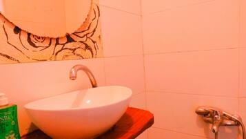 Apartamento básico | Baño | Ducha y toallas