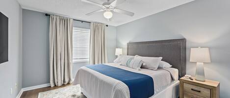 3 quartos, escrivaninha, ferros/tábuas de passar roupa, berço de viagem