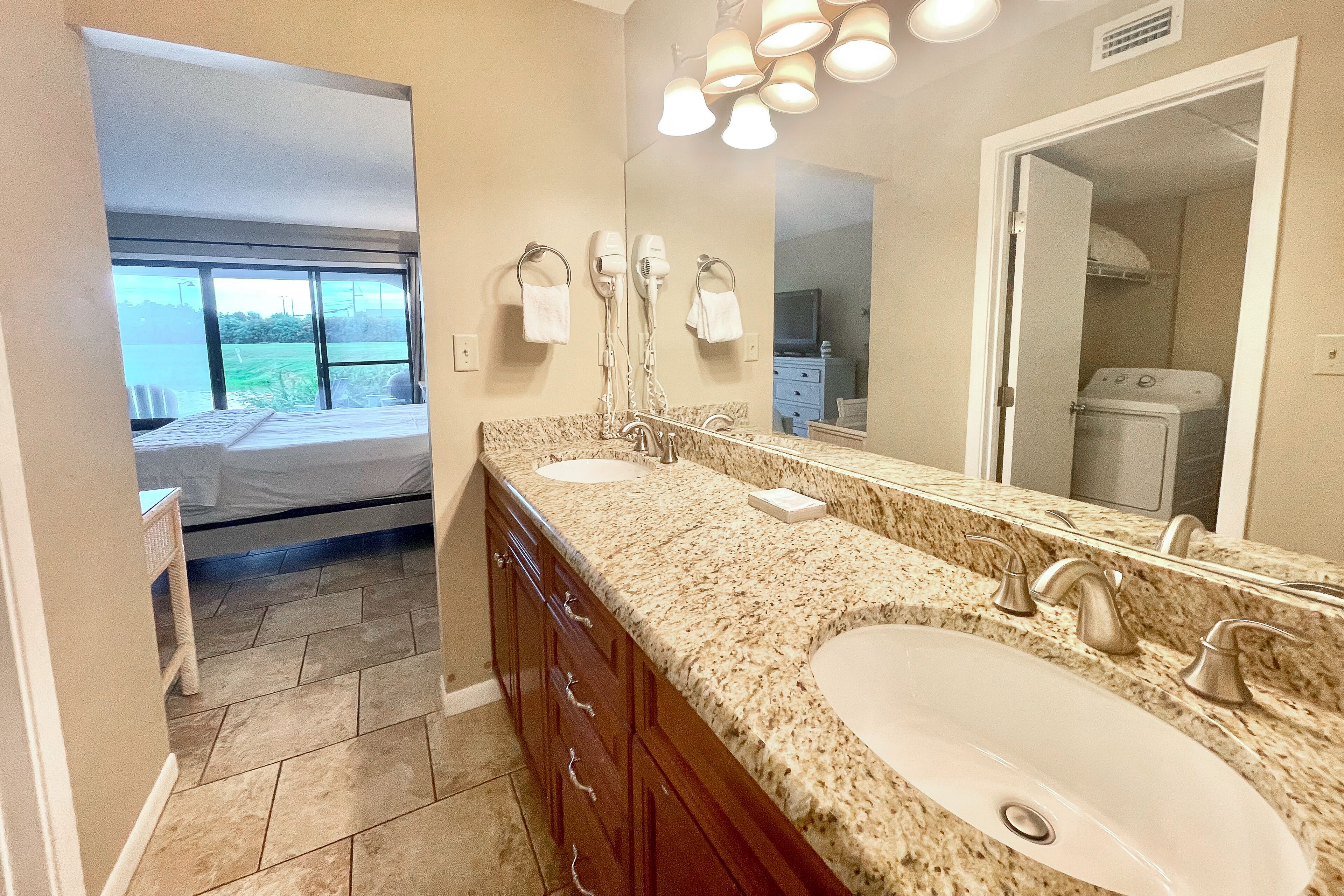 Ground-floor condo with patio, pools, hot tub, par 3 golf course & beach access