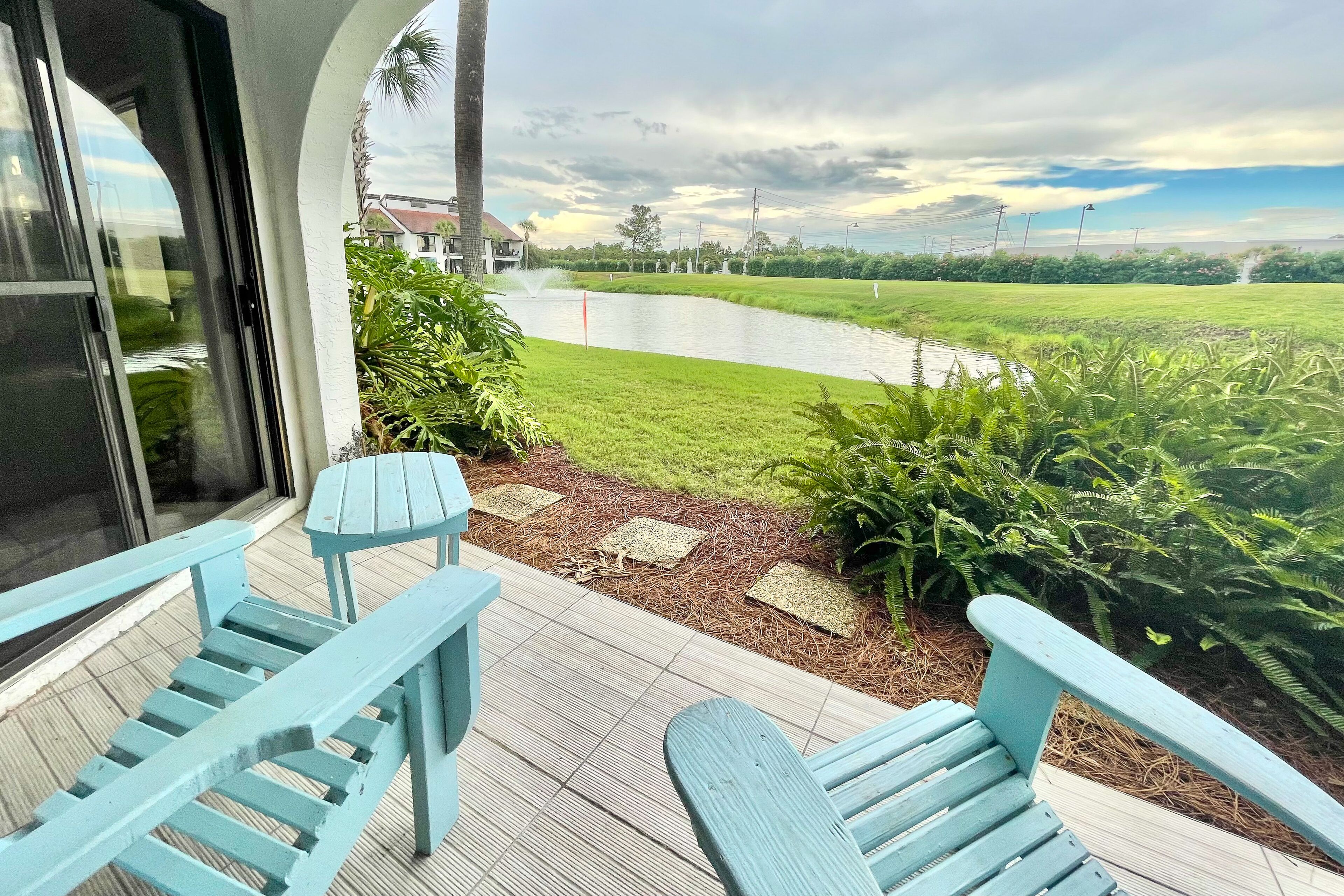 Ground-floor condo with patio, pools, hot tub, par 3 golf course & beach access