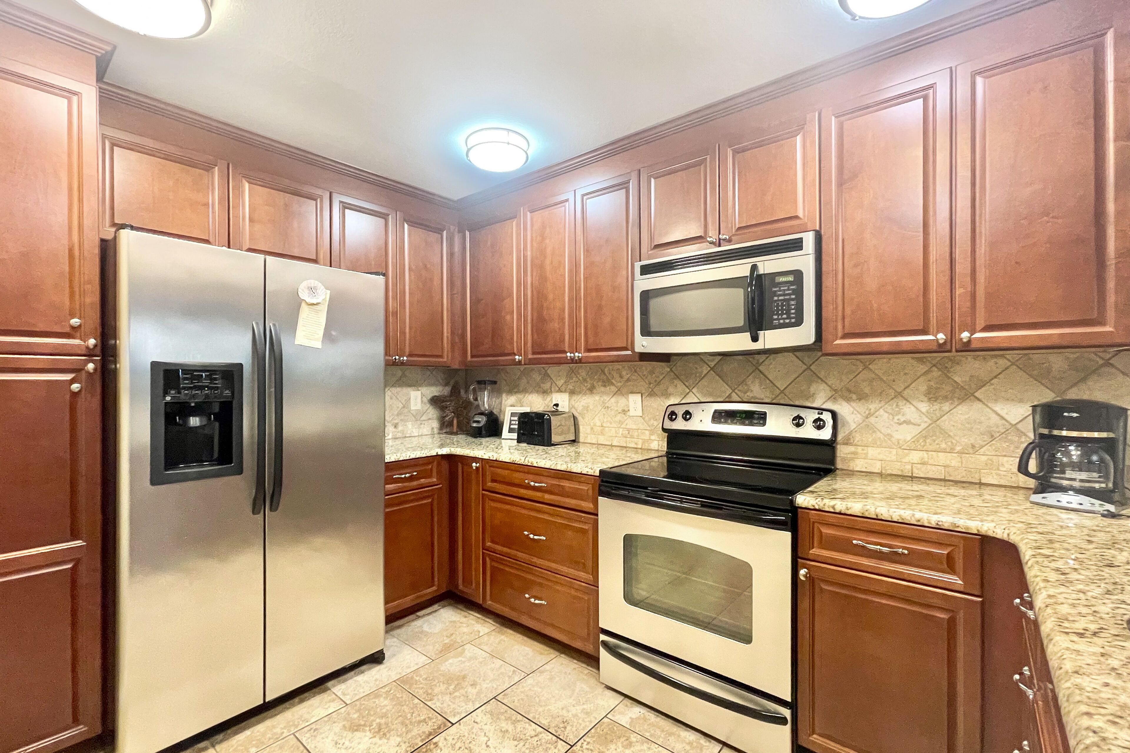 Ground-floor condo with patio, pools, hot tub, par 3 golf course & beach access