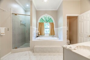 Douche, baignoire à jets, sèche-cheveux, serviettes fournies