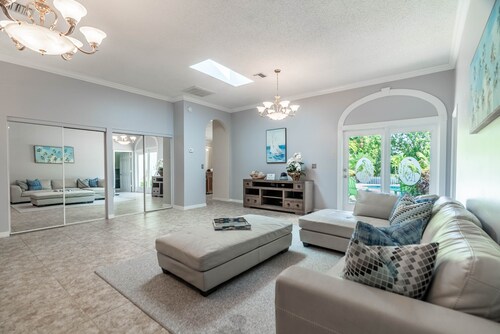 Sunny Tampa: 3BR, Heated Pool