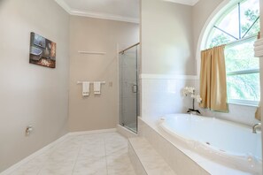Douche, baignoire à jets, sèche-cheveux, serviettes fournies