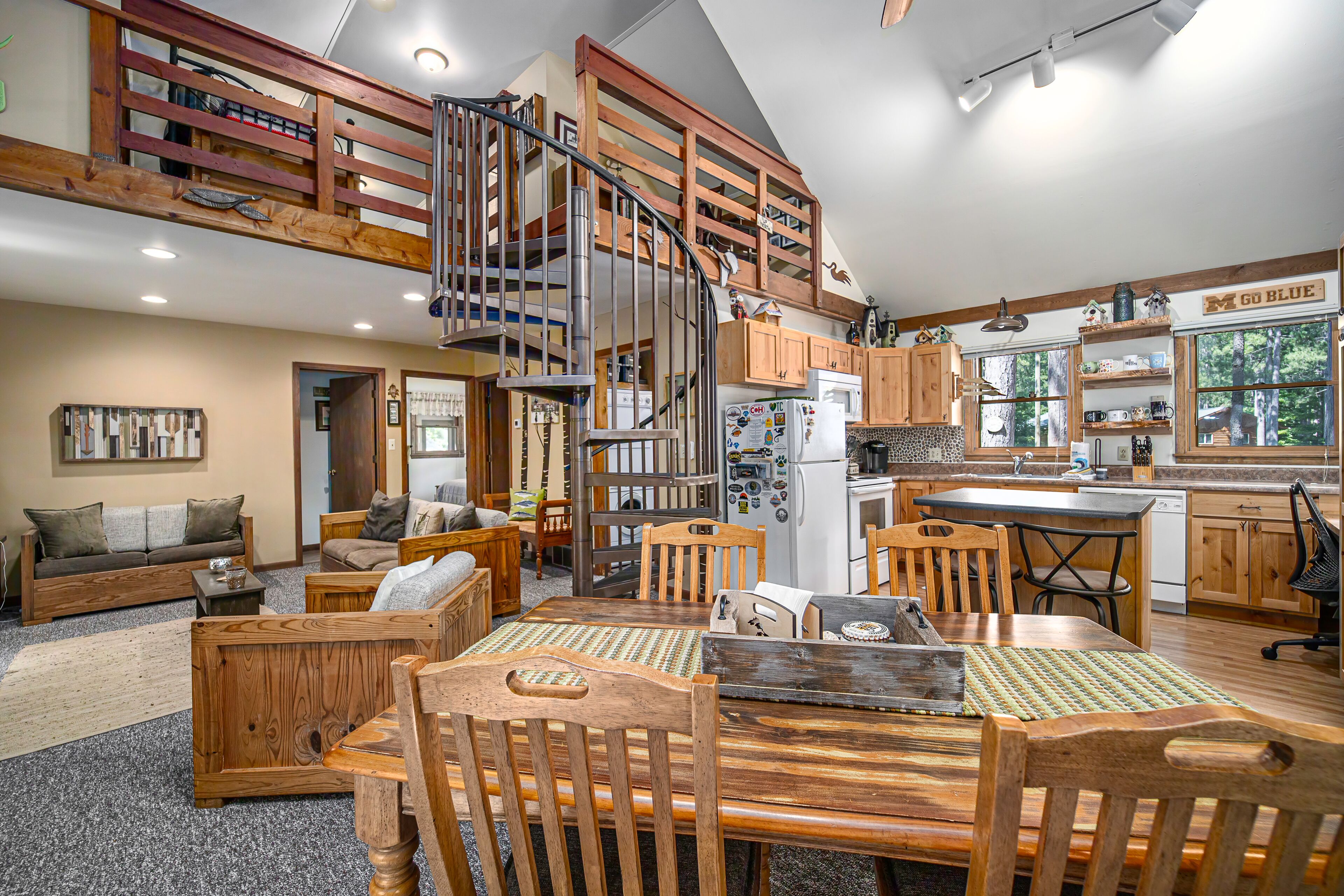 Cozy cabin with firepit, woodstove, loft, WiFi, & W/D - walk to lifts