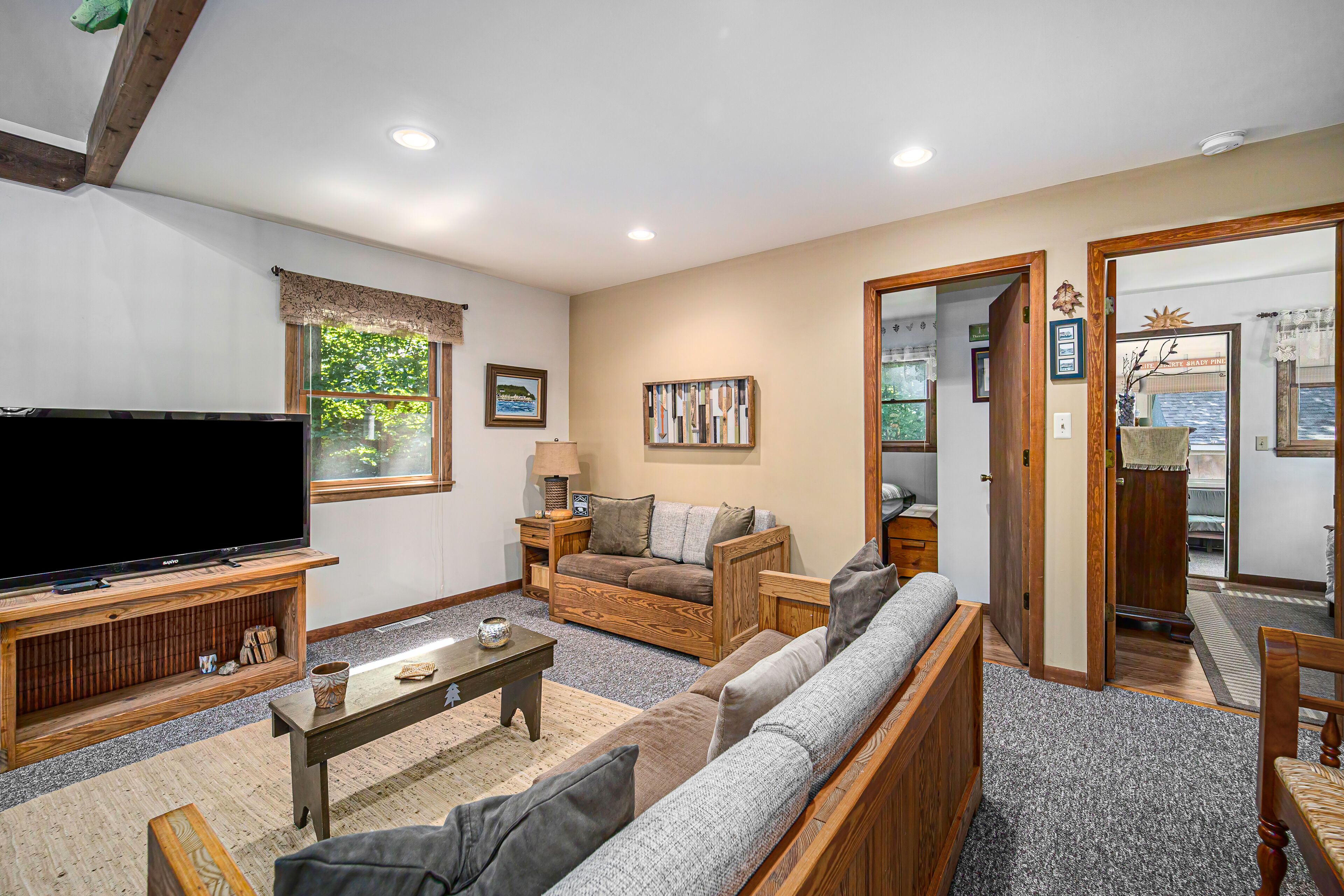 Cozy cabin with firepit, woodstove, loft, WiFi, & W/D - walk to lifts