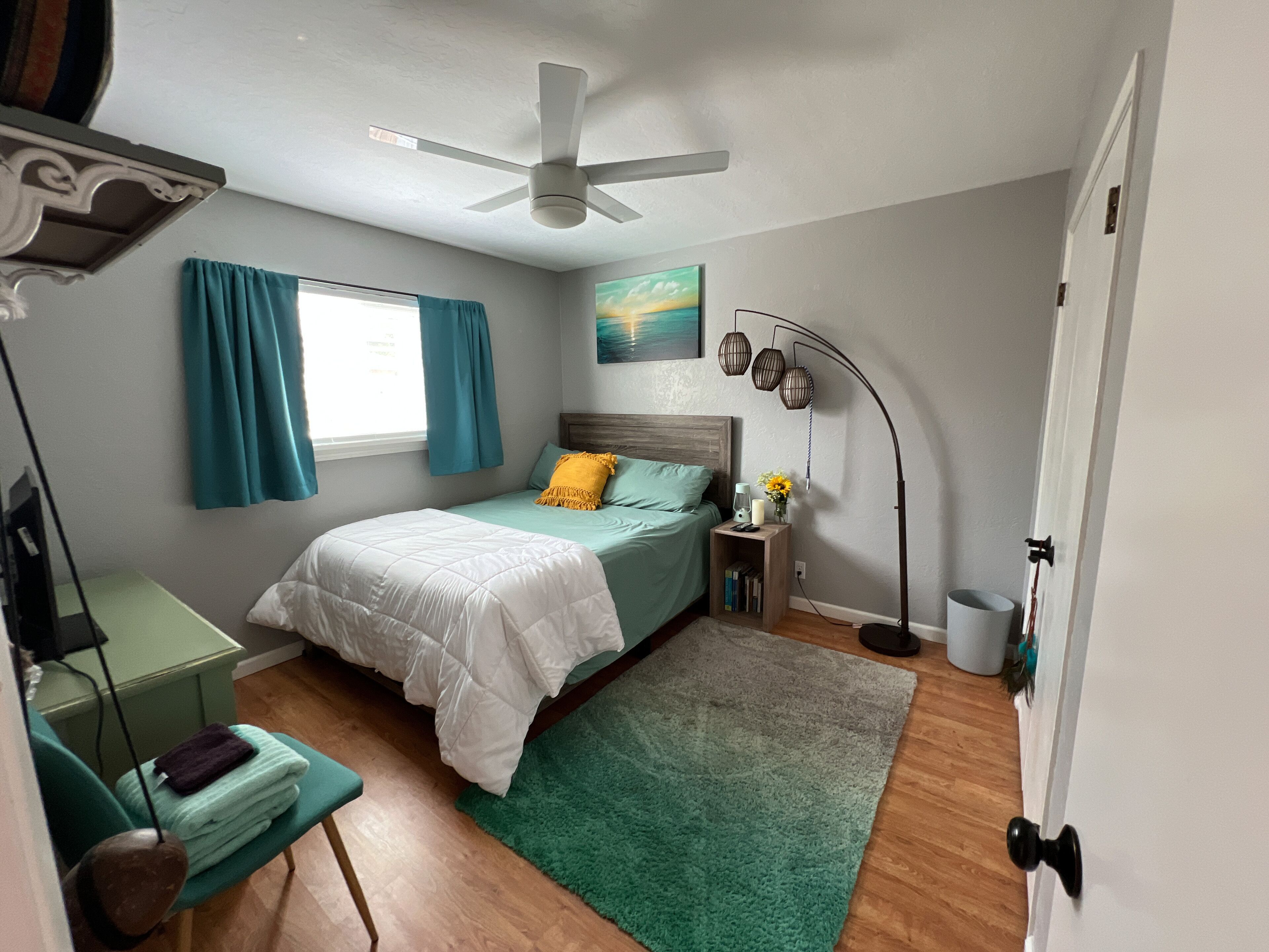 Cute mountain town, 3-5 mins from hospital, freeway, and downtown