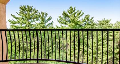 Lovely condo with on-site water park, balcony, kitchenette & central AC