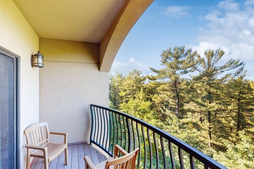 Lovely condo with balcony, kitchenette & central AC