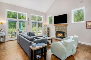 TV, peis, DVD-spiller og fotballspill