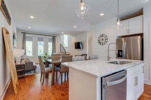 Interior - Modern East Nash - 2 Bedroom, 8 min to DT! (Nashville)