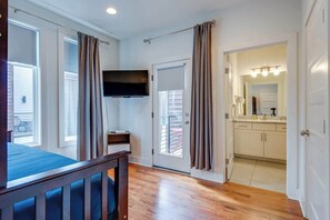 2 bedrooms, desk, iron/ironing board, WiFi - Modern East Nash - 2 Bedroom, 8 min to DT! (Nashville)