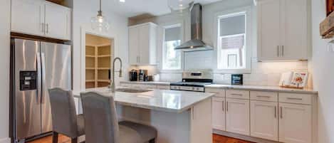 冷蔵庫、電子レンジ、オーブン、コンロ