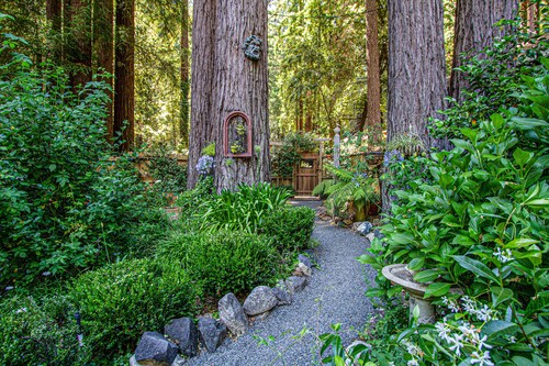 Dog-friendly home with a hot tub, deck, grill & washer/dryer - golf nearby