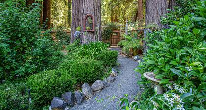 Dog-friendly home with a hot tub, deck, grill & washer/dryer - golf nearby