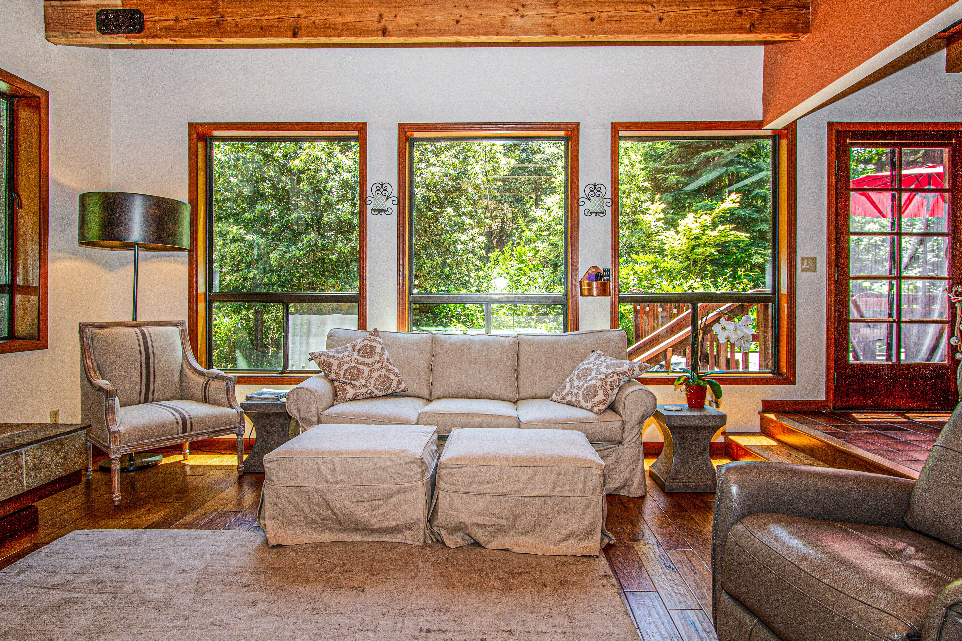 Dog-friendly home with a hot tub, deck, grill & washer/dryer - golf nearby