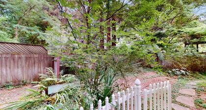 Dog-friendly home with a deck, hot tub, washer/dryer - golf nearby