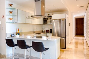 Réfrigérateur, micro-ondes, plaque de cuisson, cafetière/bouilloire