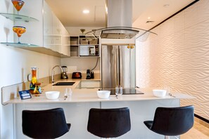 Refrigerador, microondas, parrilla de estufa y cafetera y tetera