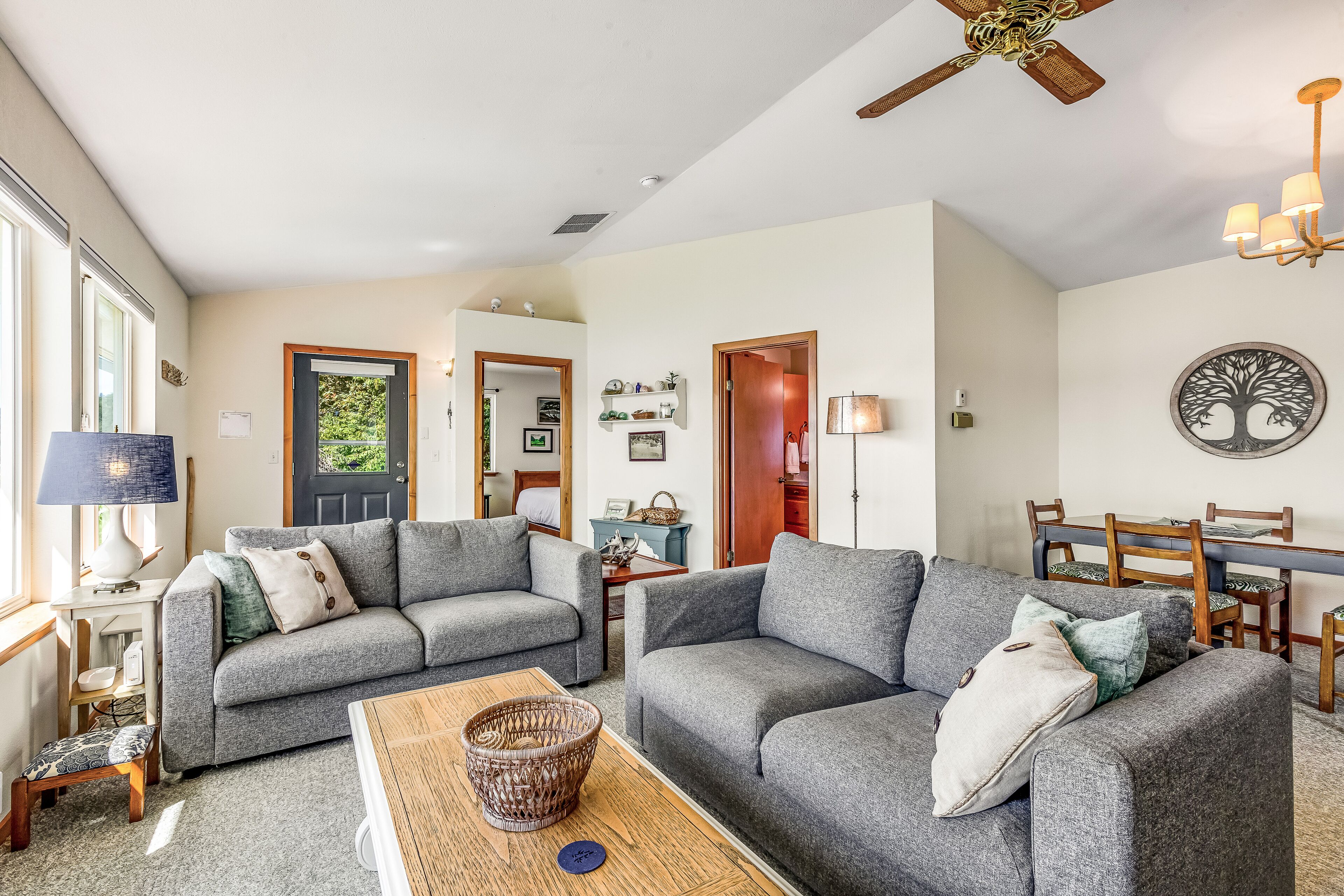 Cozy oceanfront home with amazing beach views & alfresco deck