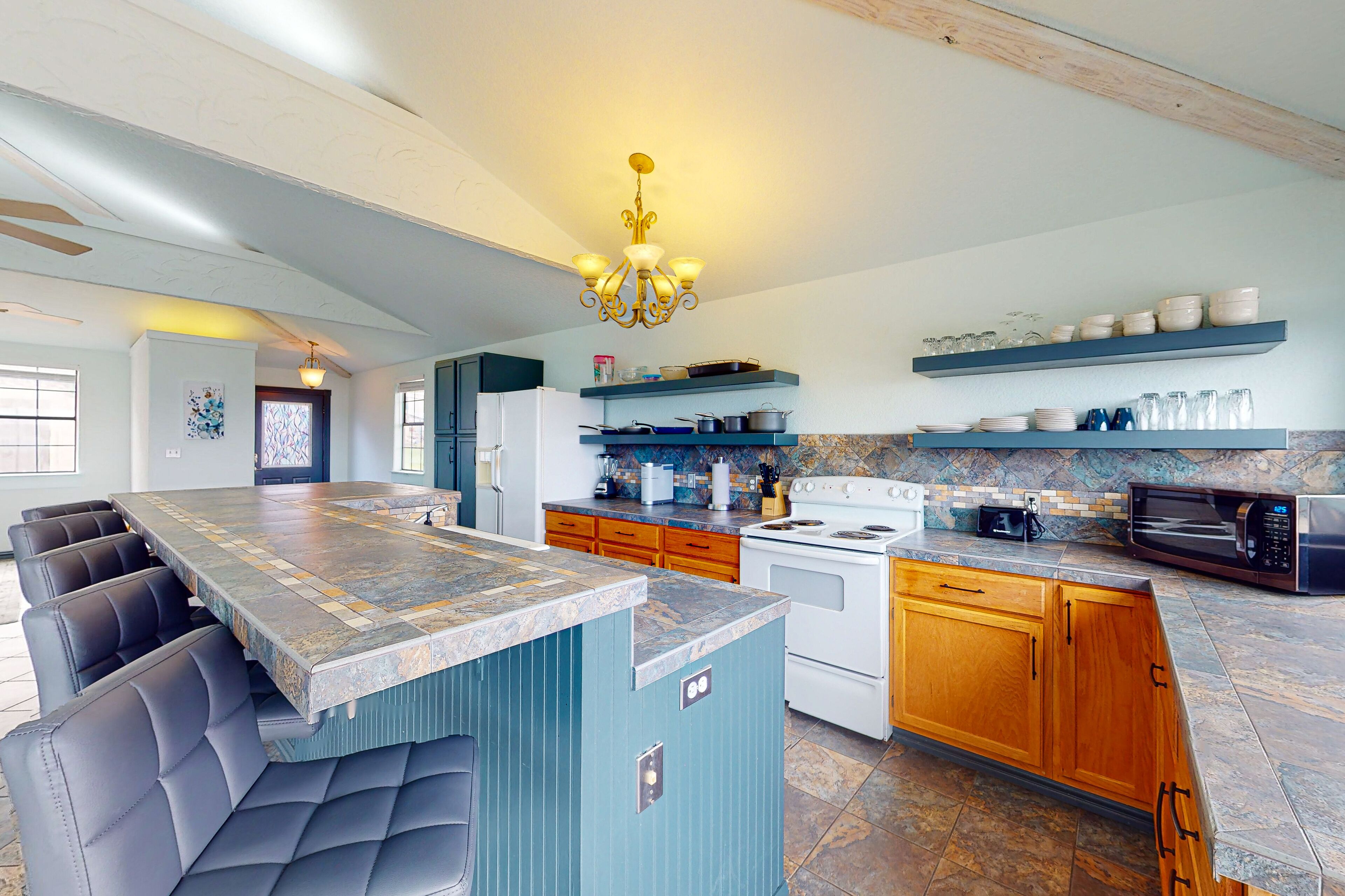 Enchanting lakefront guest house with central AC, full kitchen, & washer/dryer