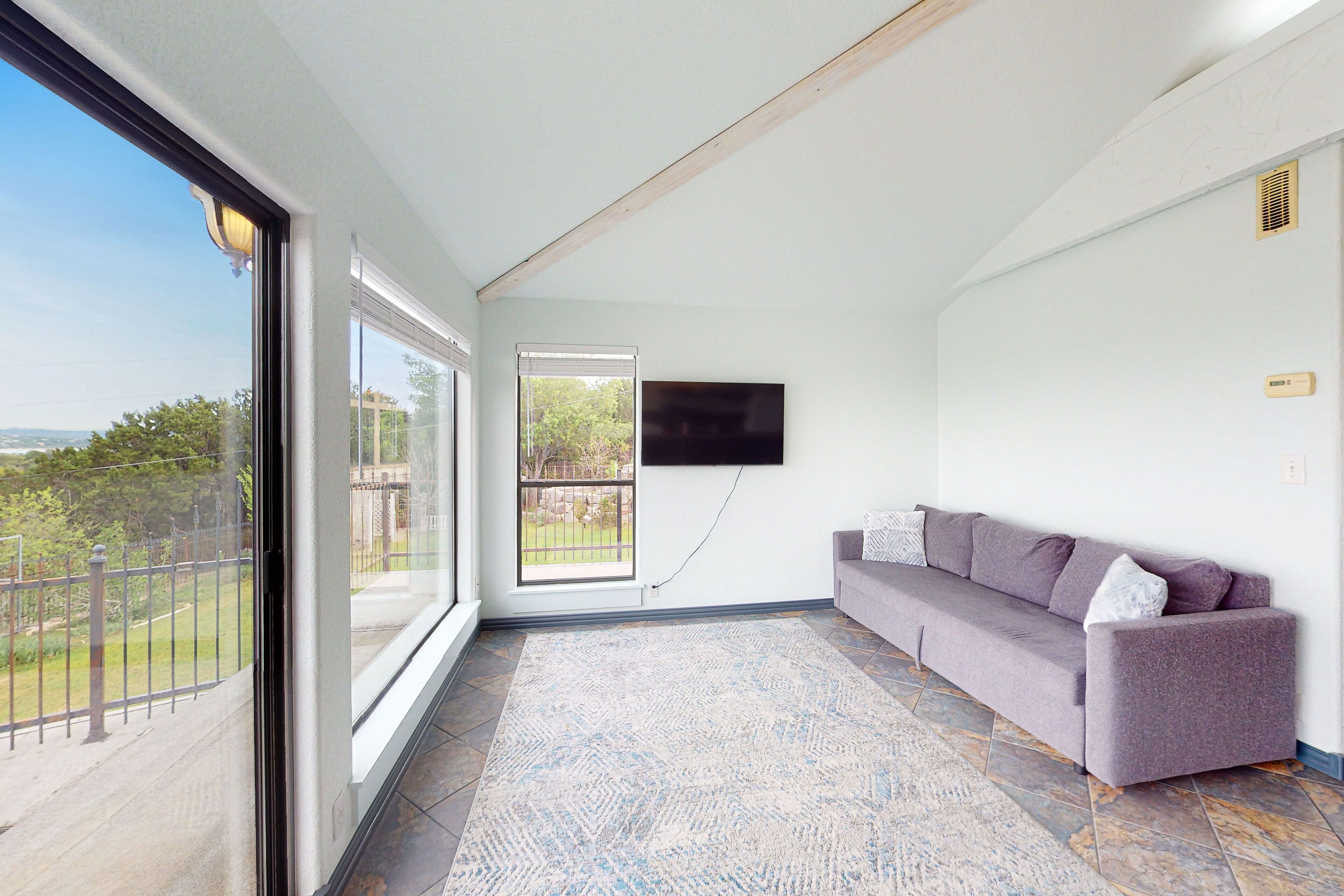 Enchanting lakefront guest house with central AC, full kitchen, & washer/dryer