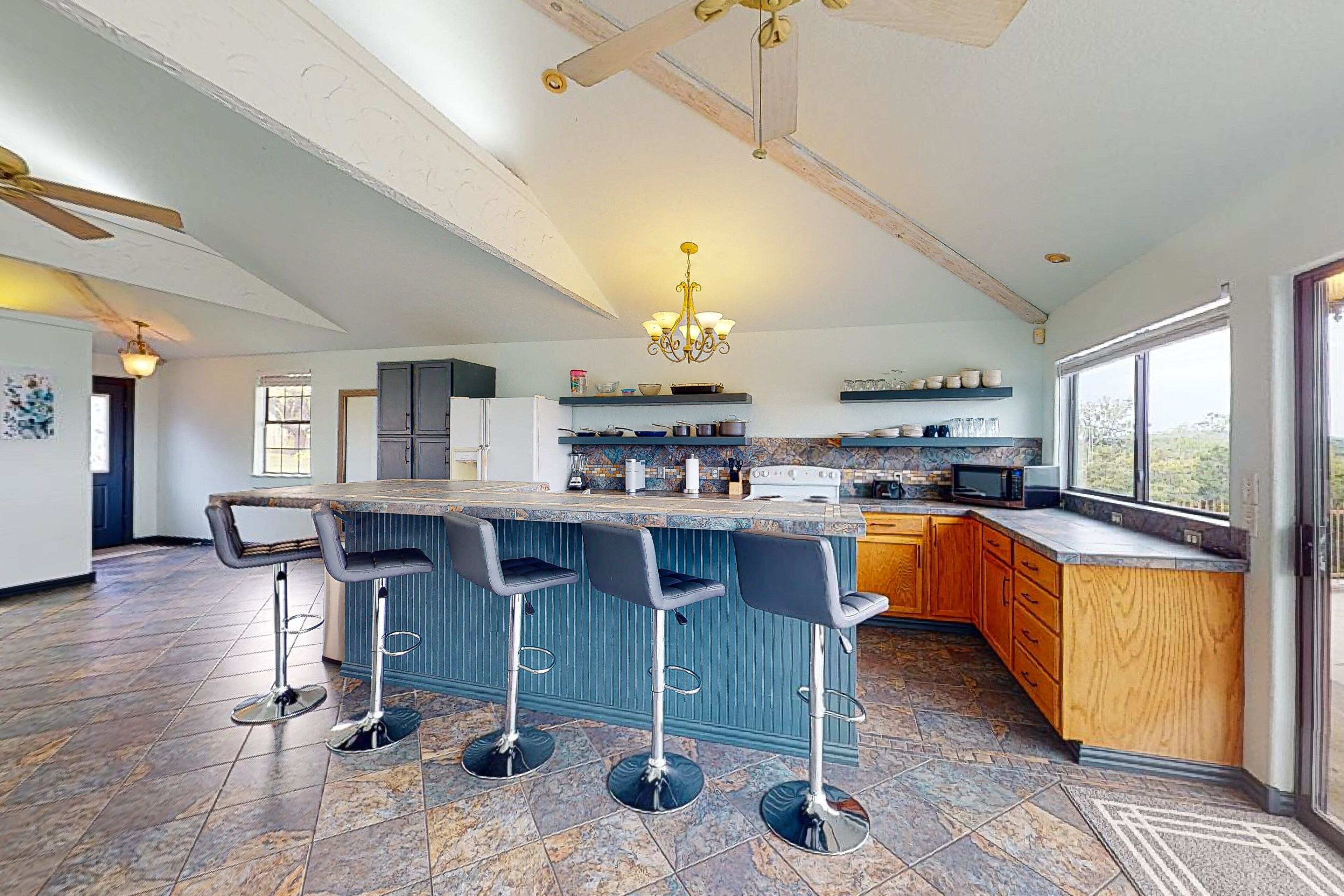 Enchanting lakefront guest house with central AC, full kitchen, & washer/dryer