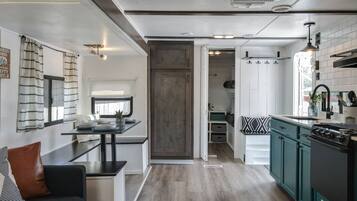 Een koelkast, een magnetron, een oven, een kookplaat