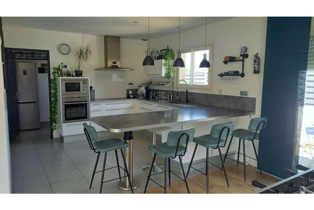 Beautiful Villa with swimming pool, petanque, billiards, table football