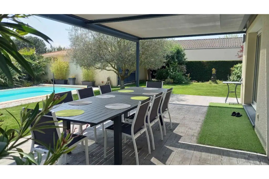 Beautiful Villa with swimming pool, petanque, billiards, table football