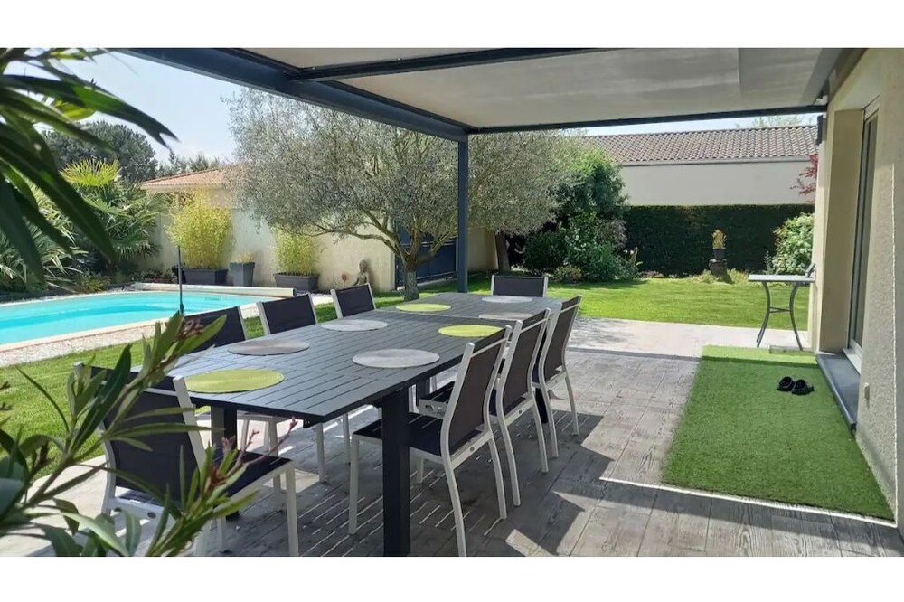 Beautiful Villa with swimming pool, petanque, billiards, table football