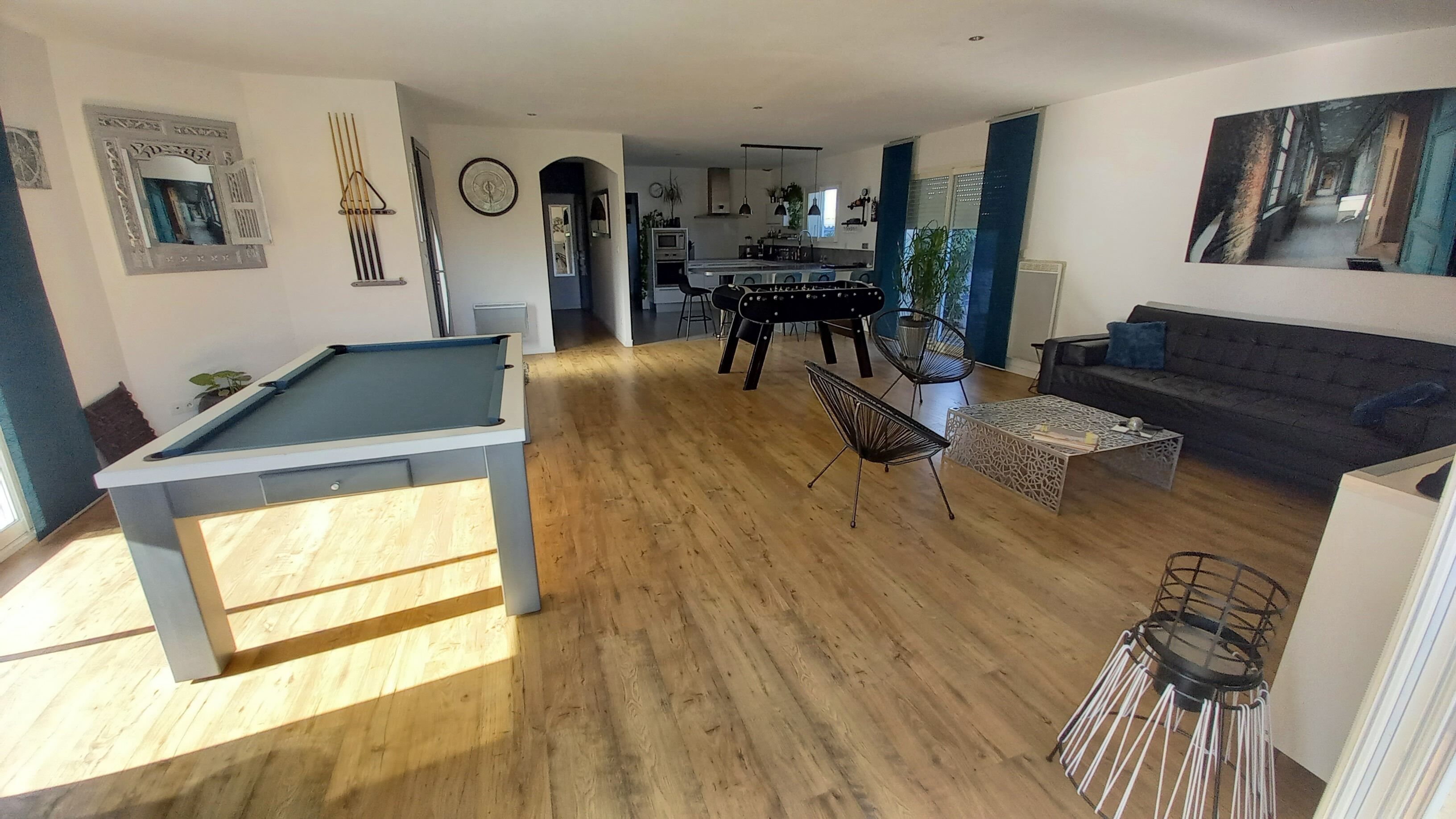 Beautiful Villa with swimming pool, petanque, billiards, table football