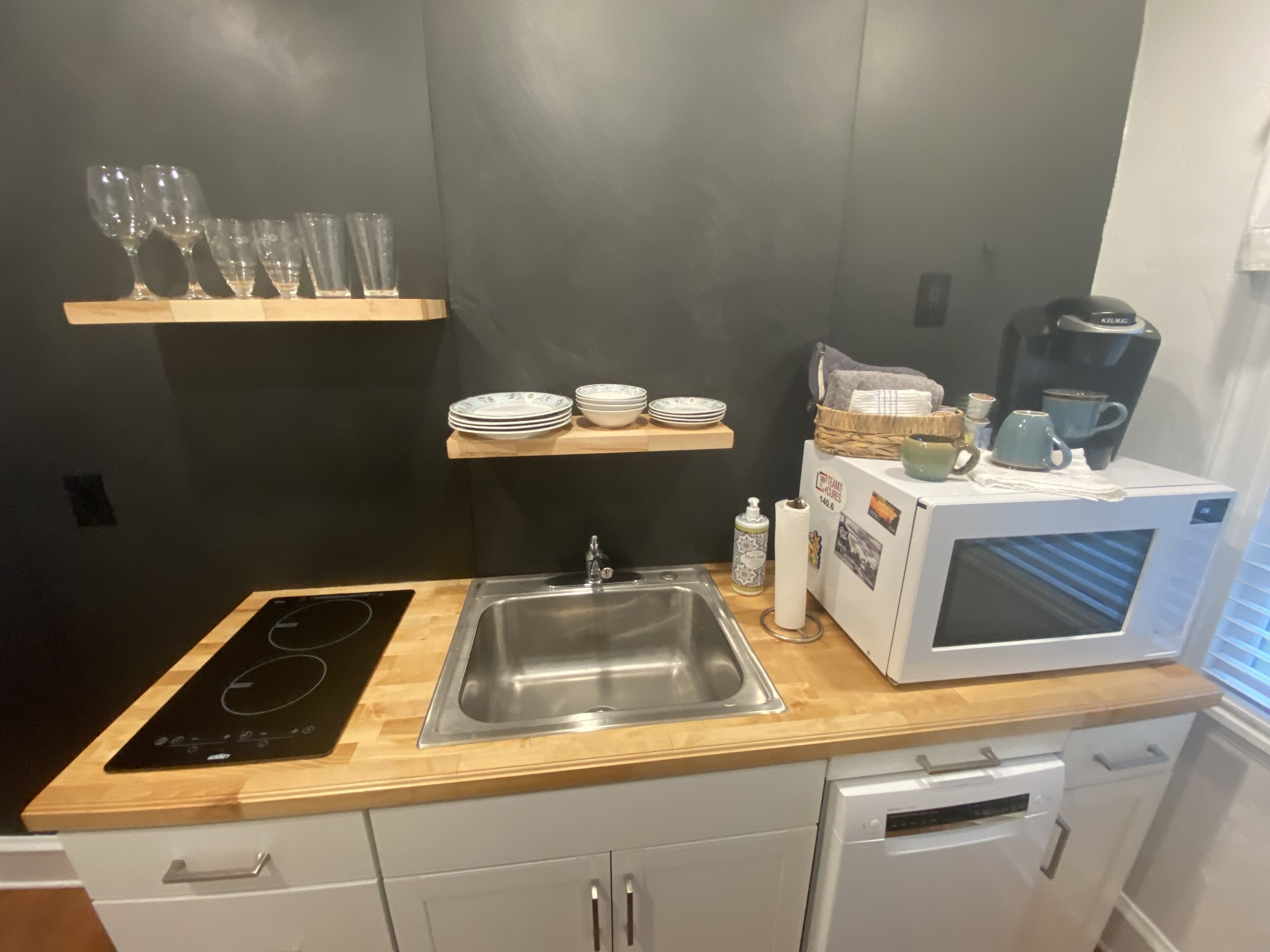 Private Studio walking distance to restaurants, night life, golf.