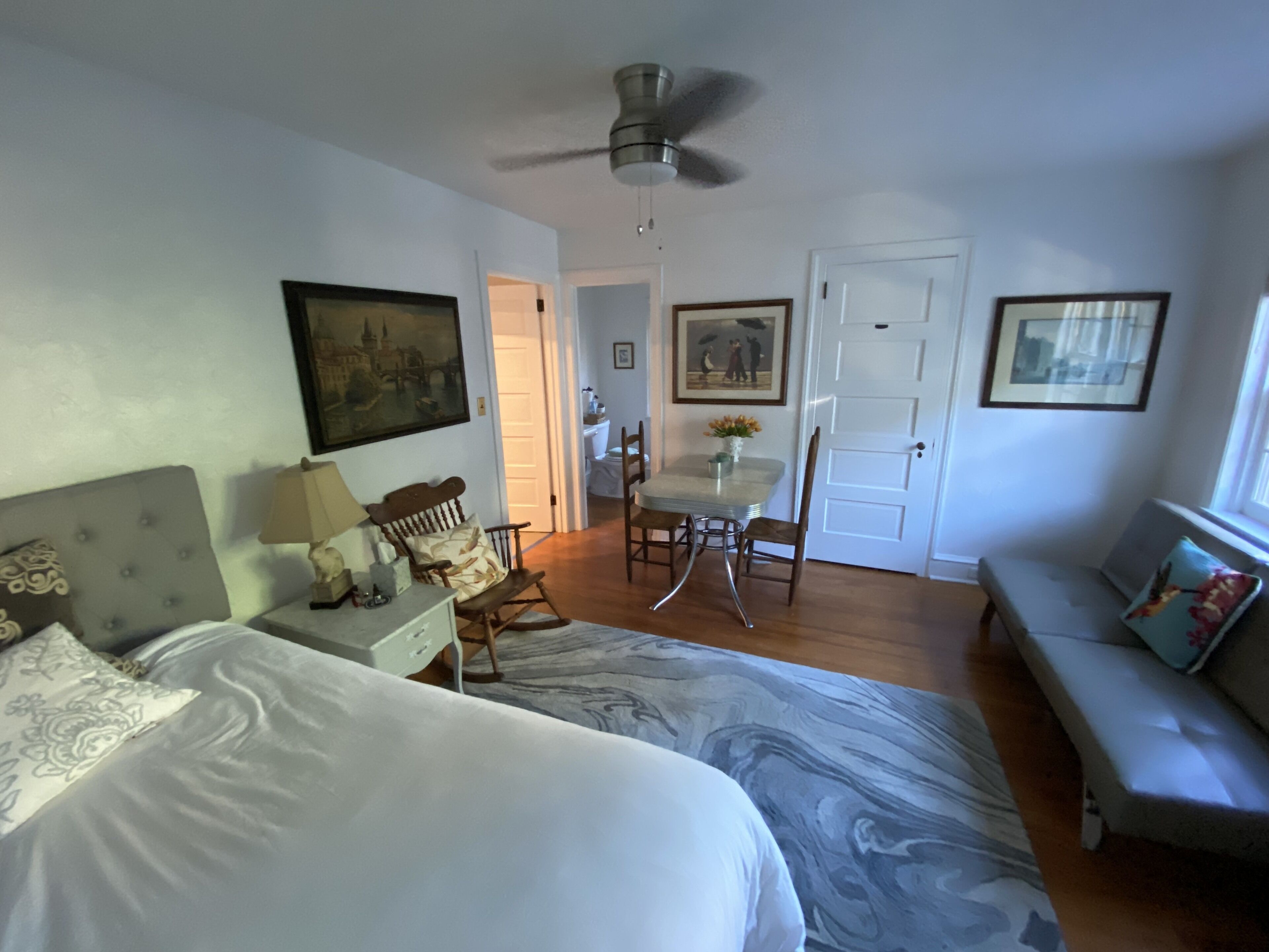 Private Studio walking distance to restaurants, night life, golf.